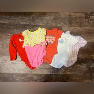 5 onsies 0-3 months/newborn